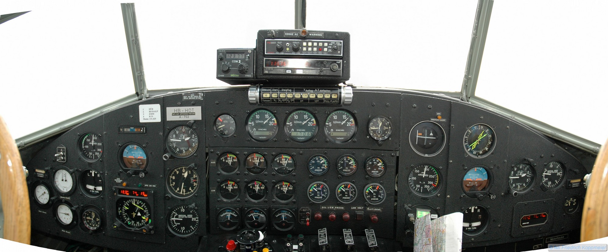 Ju52_cockpit_pan.jpg